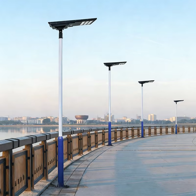 Lampu Jalan LED Tenaga Surya IP65 Peredupan Cerdas dengan Penyesuaian Kecerahan Jarak Jauh untuk Penghematan Energi